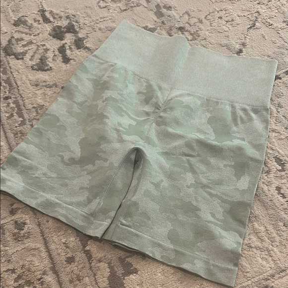 Seamless Green Camo Bike Shorts - Picture 9 of 11